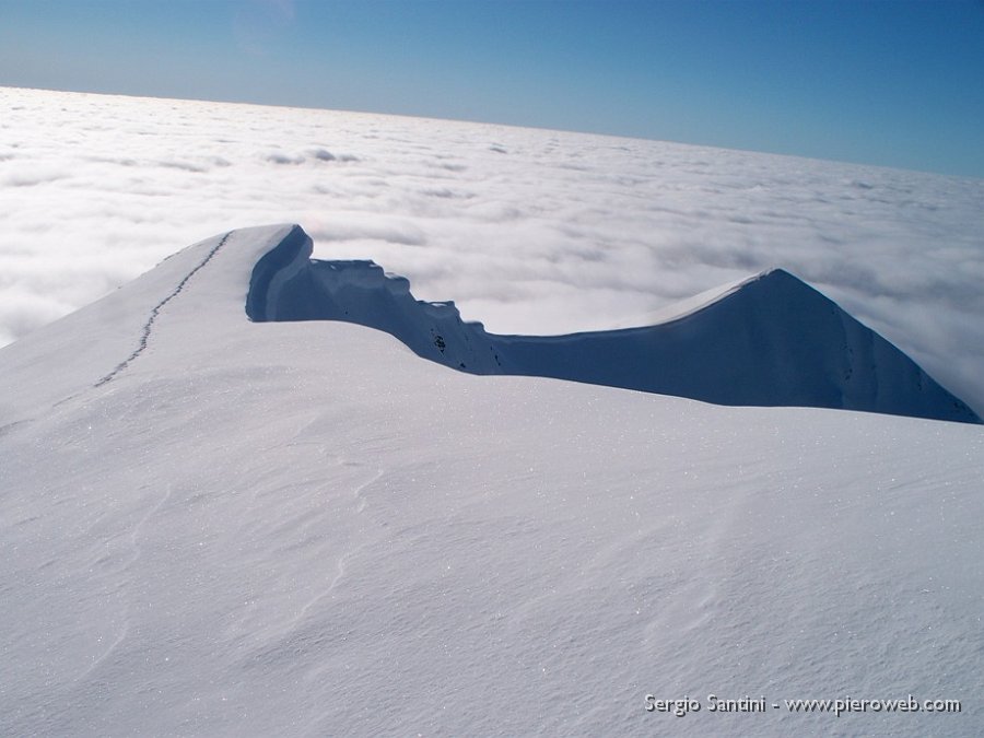 18 M. Timogno 2099 m e un mare di nuvole sopra la pianura.JPG